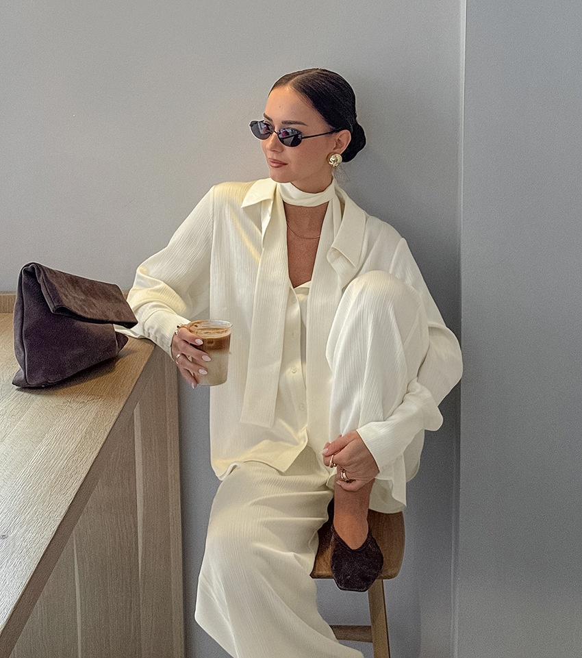 Completo da donna composto da camicia a maniche lunghe testurizzata e pantaloni.
