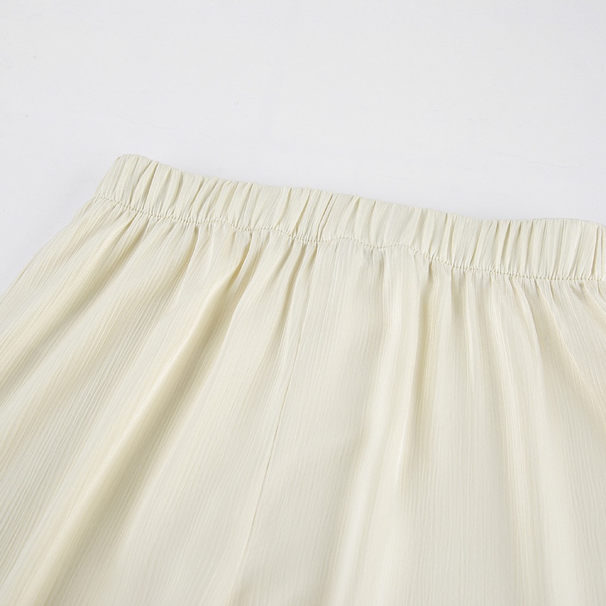 Completo da donna composto da camicia a maniche lunghe testurizzata e pantaloni.