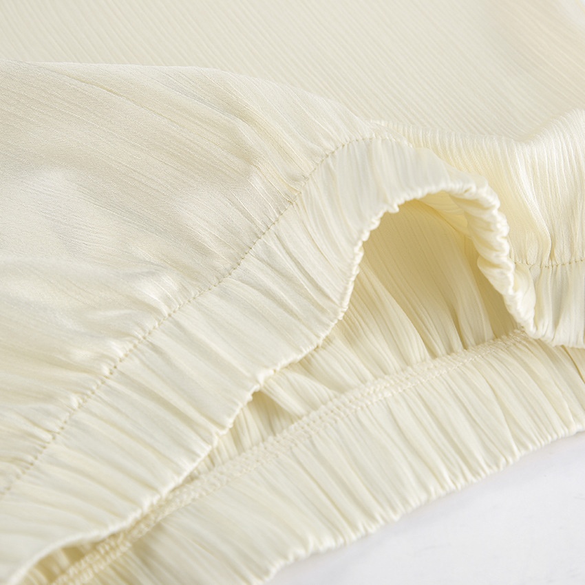Completo da donna composto da camicia a maniche lunghe testurizzata e pantaloni.