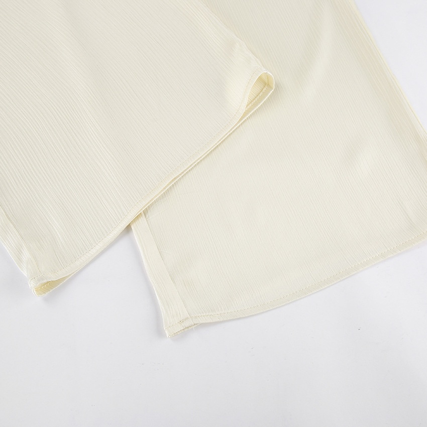 Completo da donna composto da camicia a maniche lunghe testurizzata e pantaloni.
