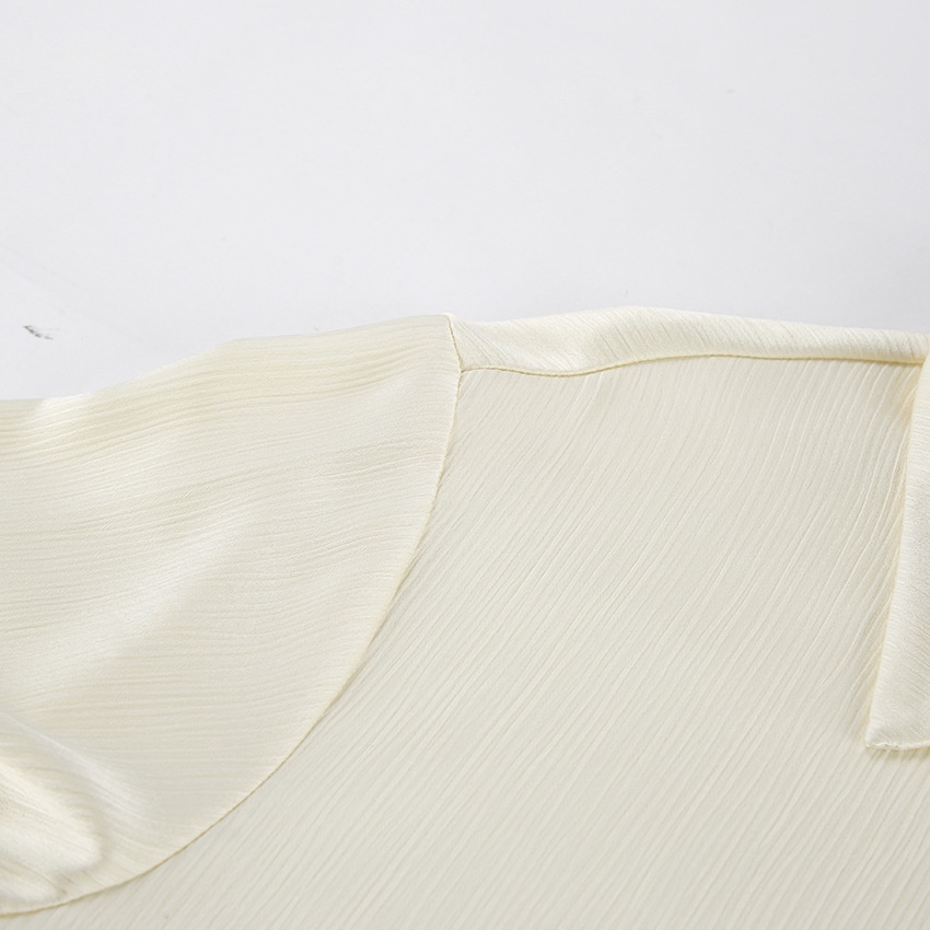 Completo da donna composto da camicia a maniche lunghe testurizzata e pantaloni.