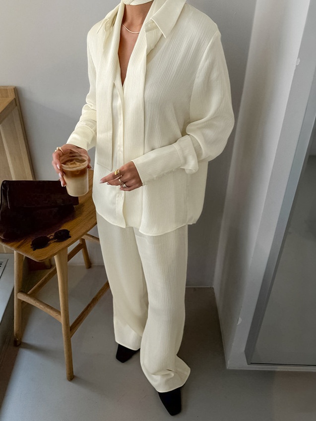 Completo da donna composto da camicia a maniche lunghe testurizzata e pantaloni.