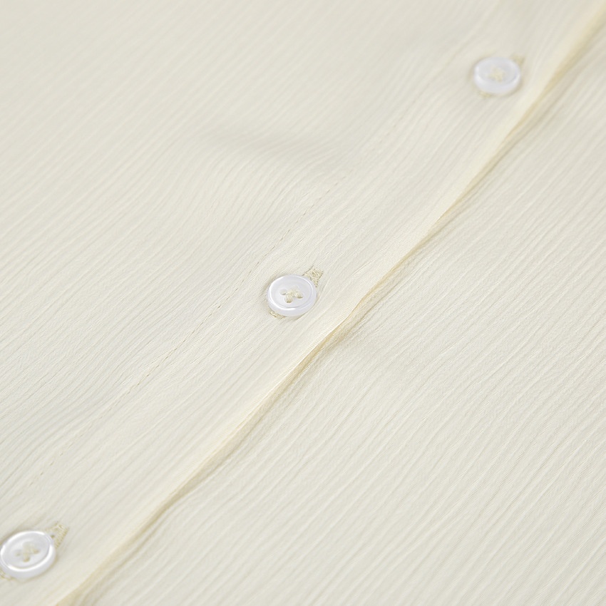 Completo da donna composto da camicia a maniche lunghe testurizzata e pantaloni.