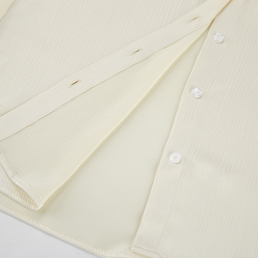 Completo da donna composto da camicia a maniche lunghe testurizzata e pantaloni.