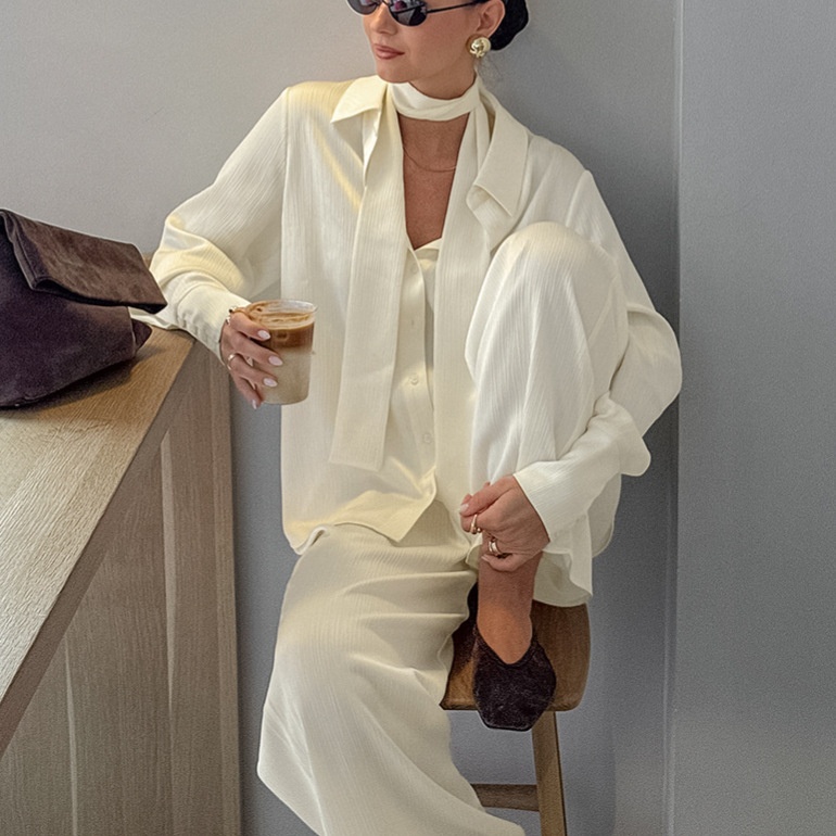 Completo da donna composto da camicia a maniche lunghe testurizzata e pantaloni.