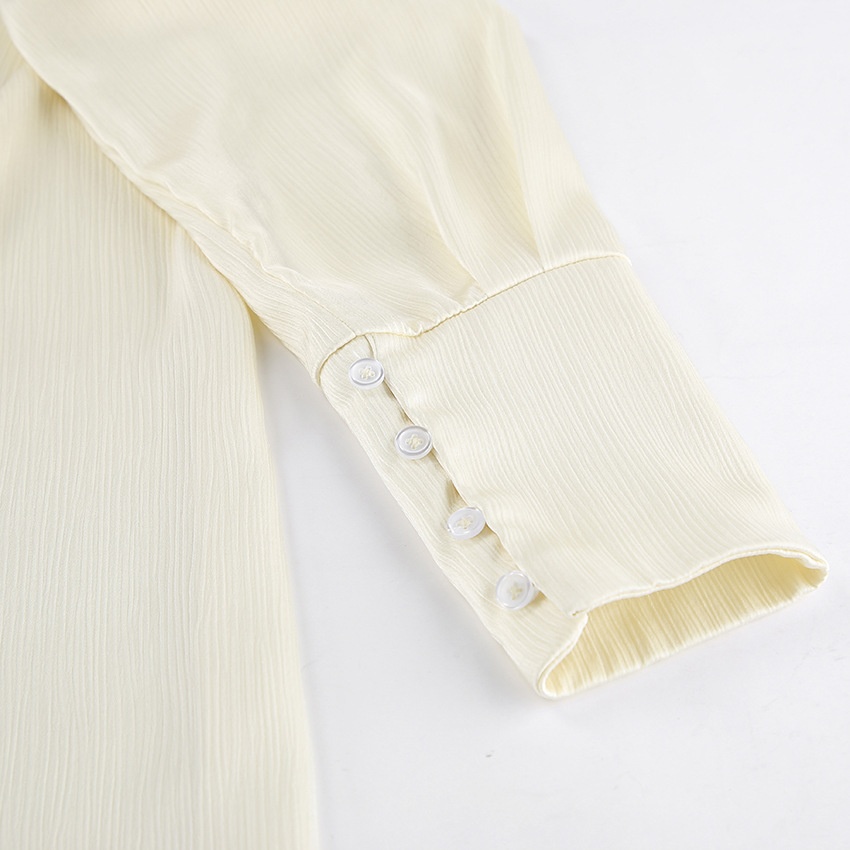 Completo da donna composto da camicia a maniche lunghe testurizzata e pantaloni.