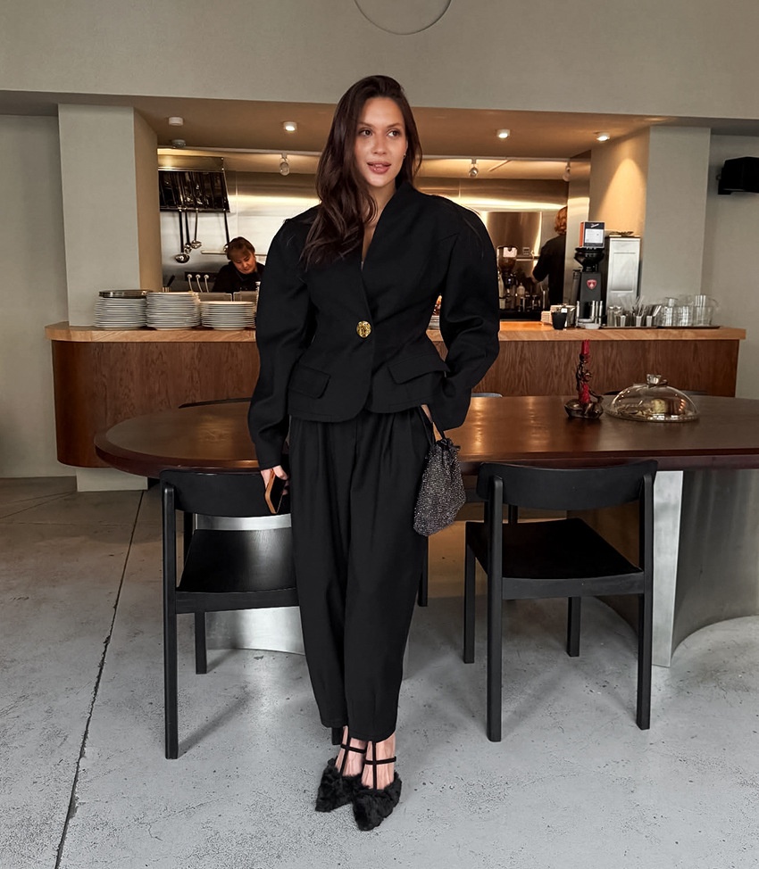 Completo da donna nero con blazer e pantaloni a sbuffo.