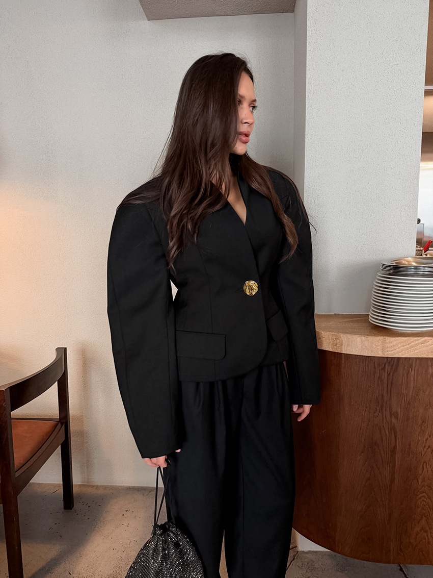 Completo da donna nero con blazer e pantaloni a sbuffo.