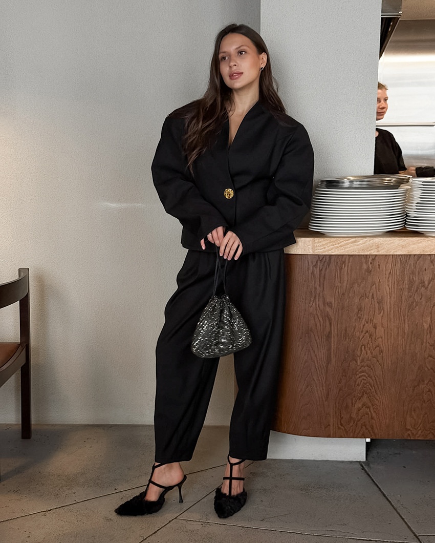 Completo da donna nero con blazer e pantaloni a sbuffo.