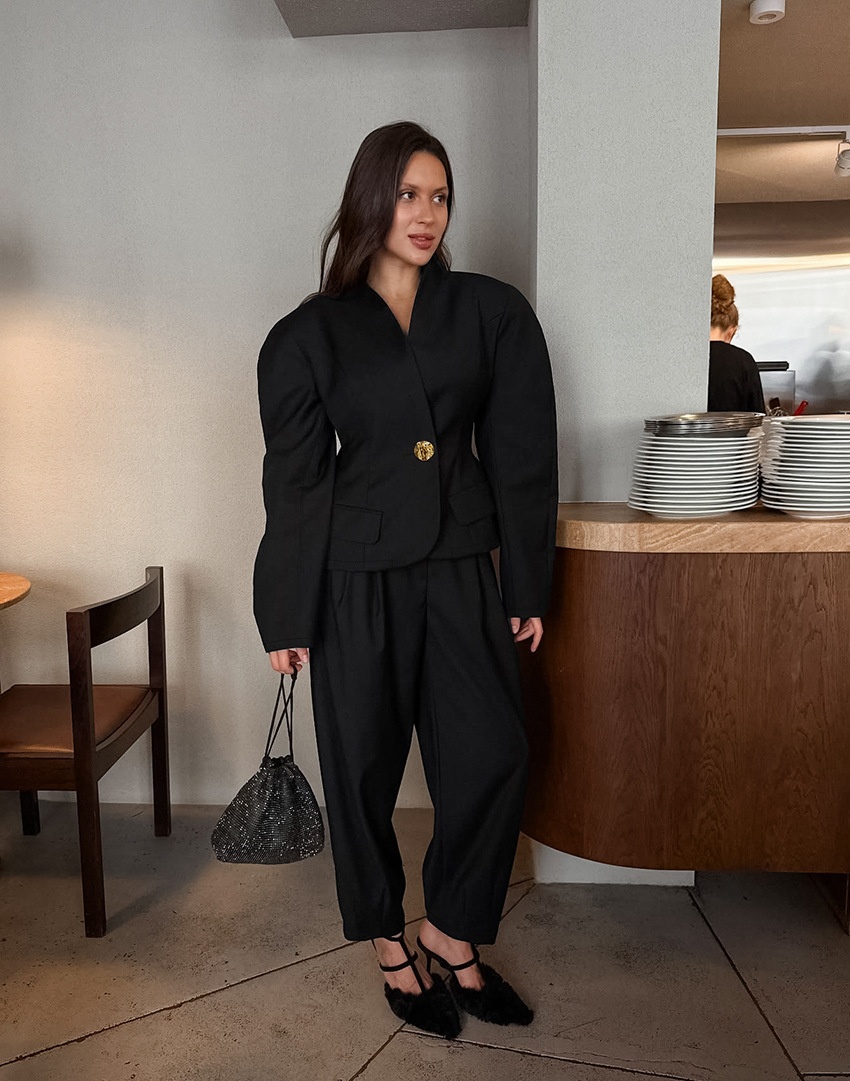 Completo da donna nero con blazer e pantaloni a sbuffo.