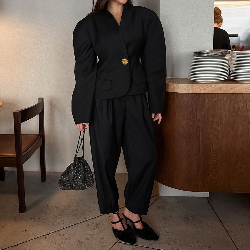 Completo da donna nero con blazer e pantaloni a sbuffo.