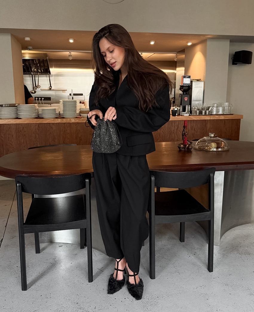 Completo da donna nero con blazer e pantaloni a sbuffo.