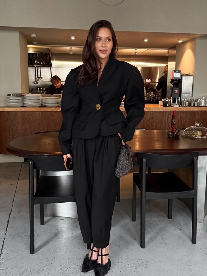 Completo da donna nero con blazer e pantaloni a sbuffo.