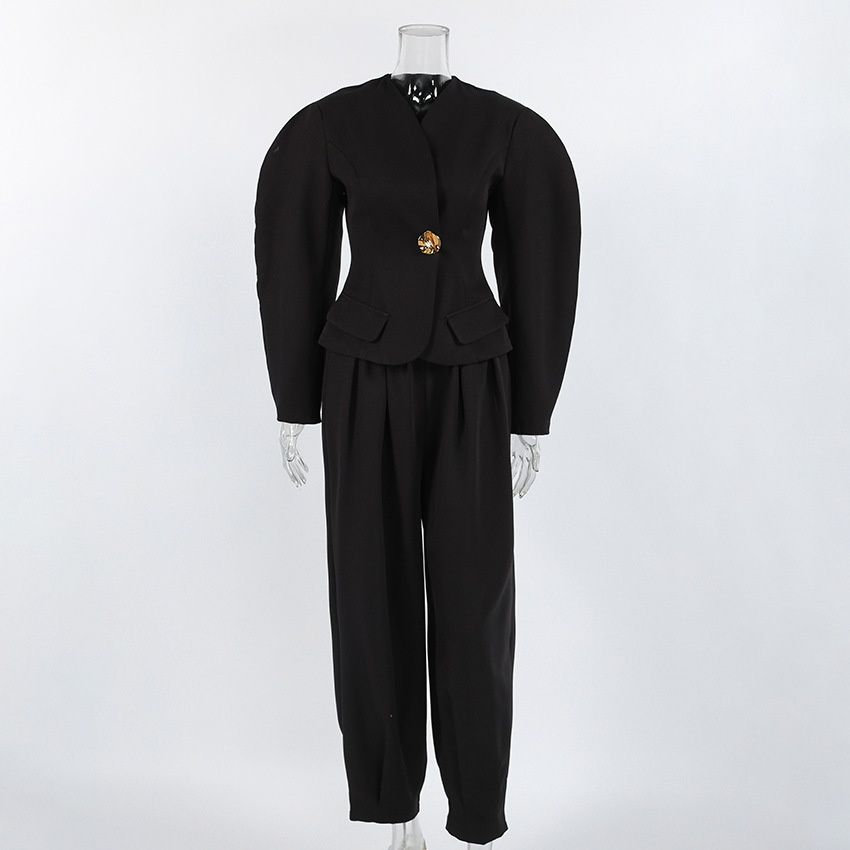 Completo da donna nero con blazer e pantaloni a sbuffo.