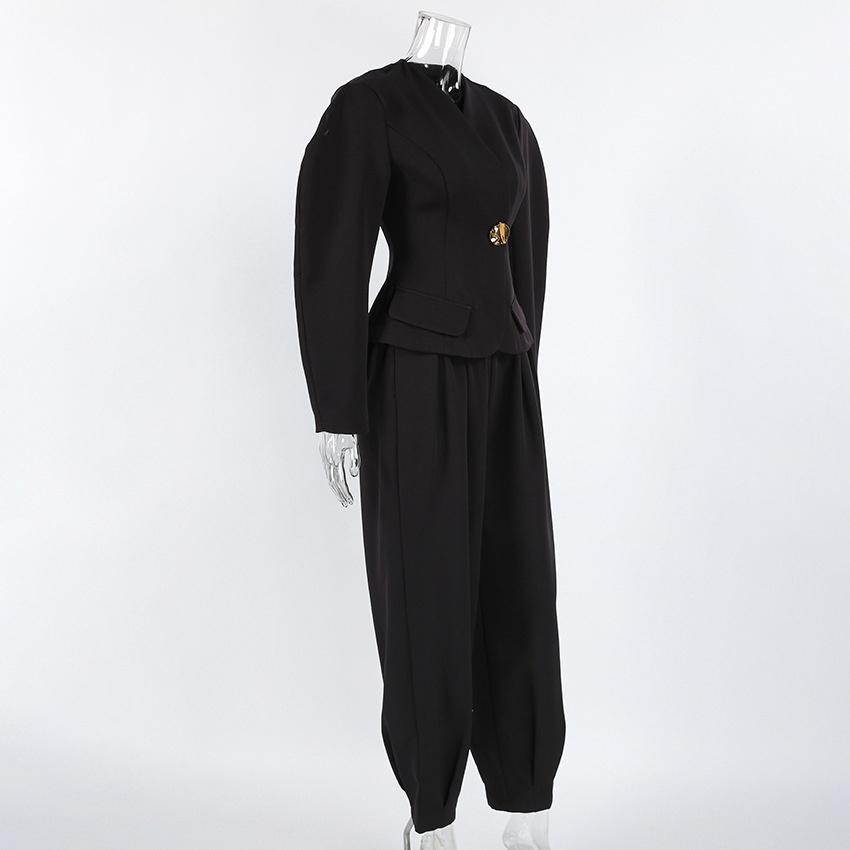 Completo da donna nero con blazer e pantaloni a sbuffo.