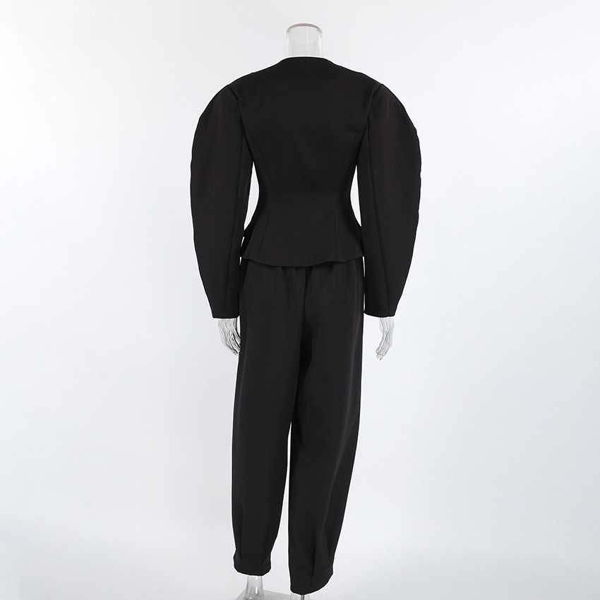 Completo da donna nero con blazer e pantaloni a sbuffo.
