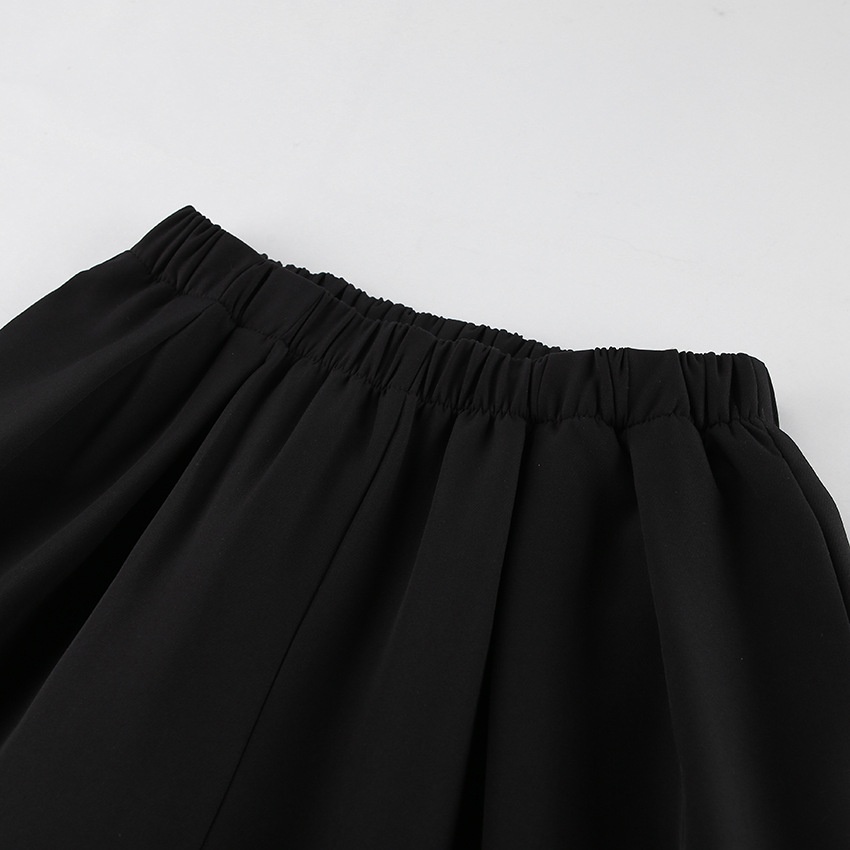 Completo da donna nero con blazer e pantaloni a sbuffo.