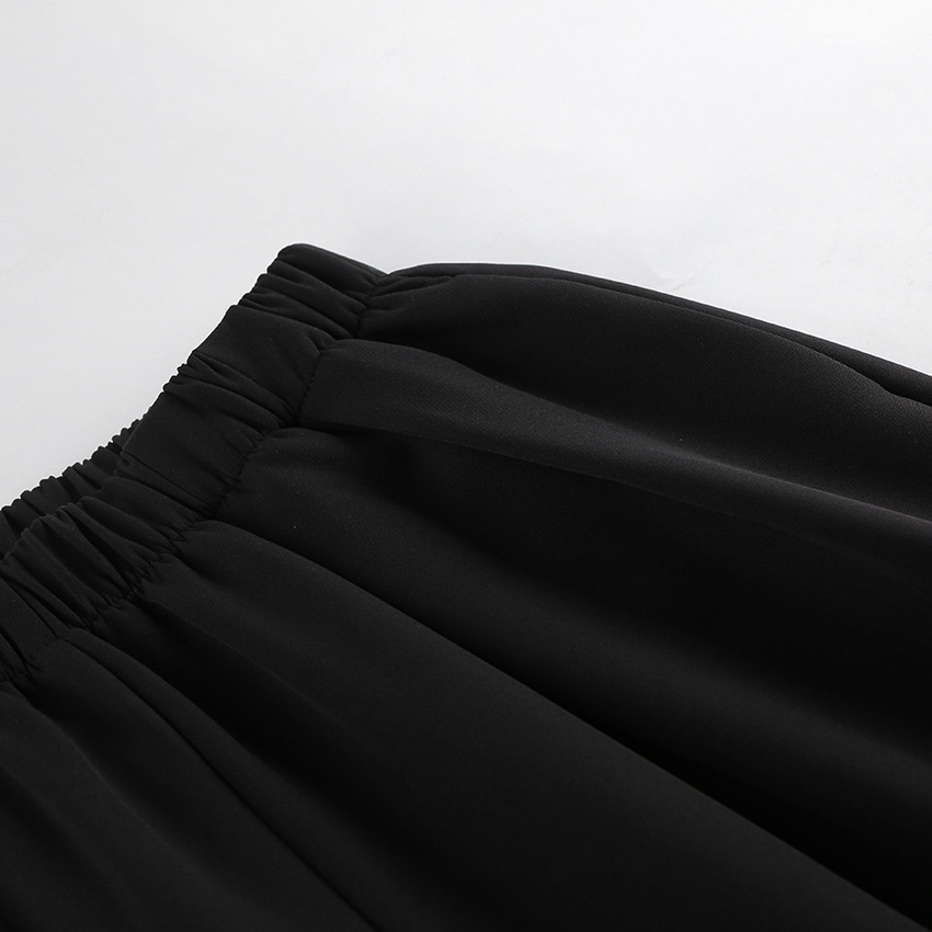 Completo da donna nero con blazer e pantaloni a sbuffo.