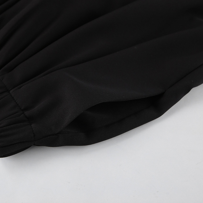 Completo da donna nero con blazer e pantaloni a sbuffo.