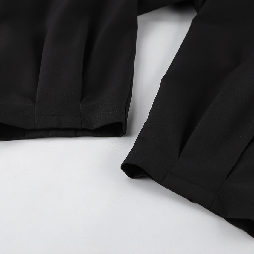 Completo da donna nero con blazer e pantaloni a sbuffo.