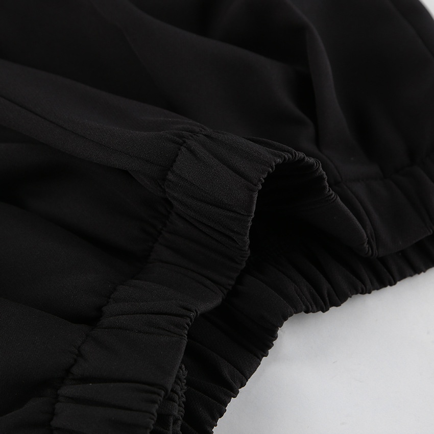 Completo da donna nero con blazer e pantaloni a sbuffo.