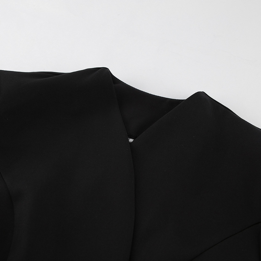 Completo da donna nero con blazer e pantaloni a sbuffo.