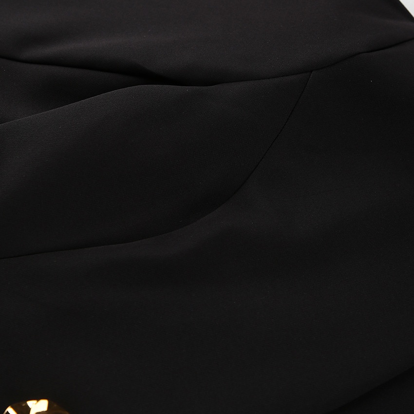 Completo da donna nero con blazer e pantaloni a sbuffo.