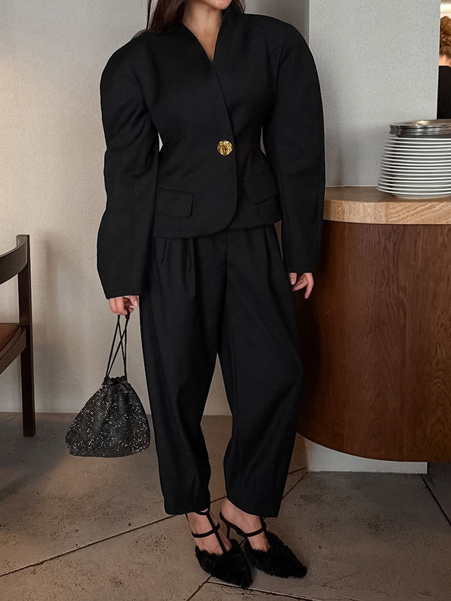 Completo da donna nero con blazer e pantaloni a sbuffo.