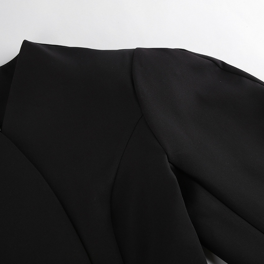 Completo da donna nero con blazer e pantaloni a sbuffo.