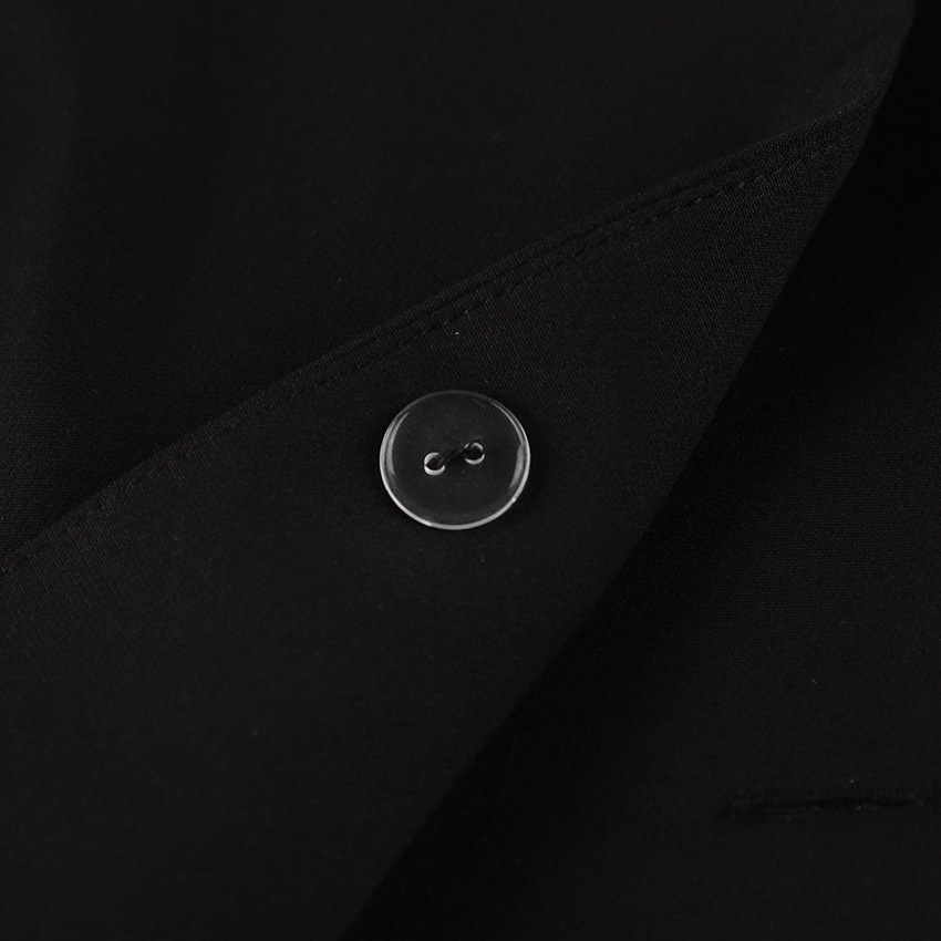 Completo da donna nero con blazer e pantaloni a sbuffo.
