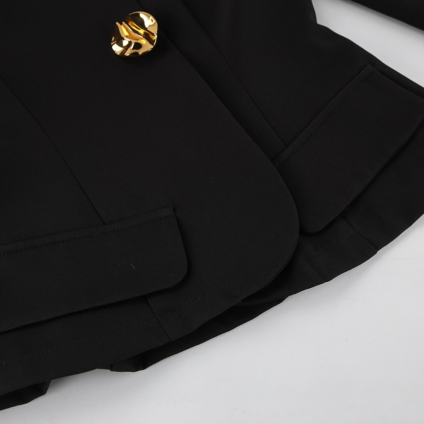 Completo da donna nero con blazer e pantaloni a sbuffo.