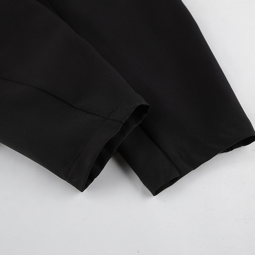 Completo da donna nero con blazer e pantaloni a sbuffo.
