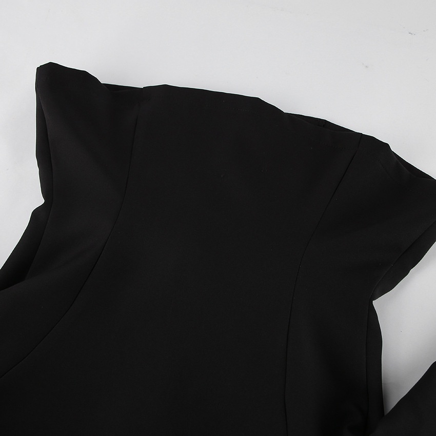 Completo da donna nero con blazer e pantaloni a sbuffo.