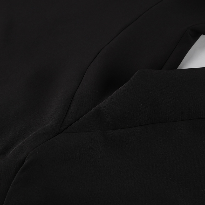 Completo da donna nero con blazer e pantaloni a sbuffo.