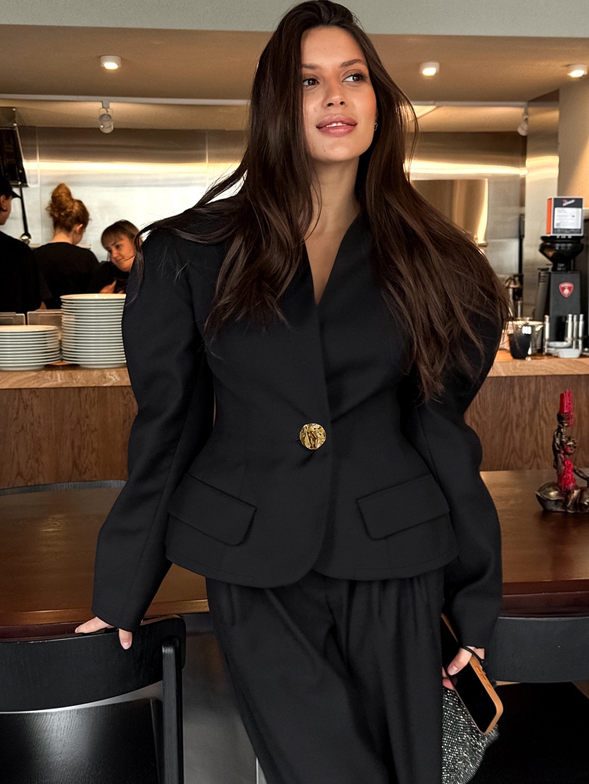 Completo da donna nero con blazer e pantaloni a sbuffo.
