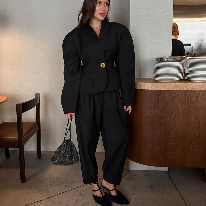 Completo da donna nero con blazer e pantaloni a sbuffo.