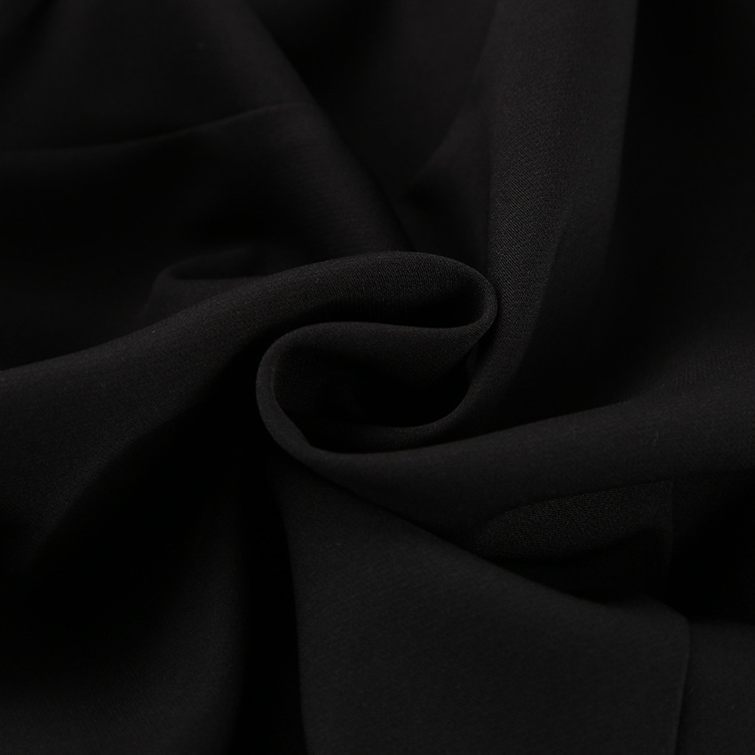 Completo da donna nero con blazer e pantaloni a sbuffo.