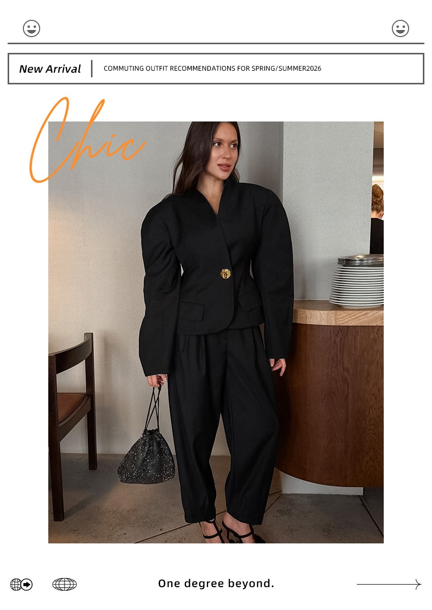 Completo da donna nero con blazer e pantaloni a sbuffo.