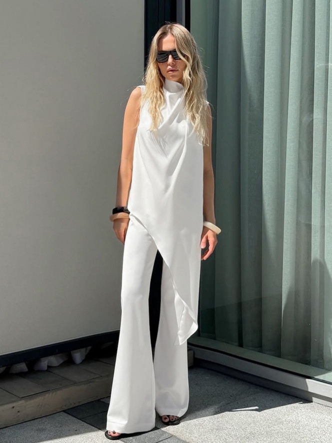 Completo due pezzi composto da top senza maniche drappeggiato e pantaloni a gamba larga.