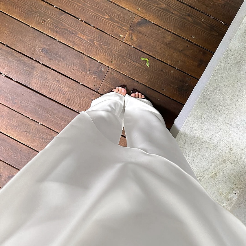 Completo due pezzi composto da top senza maniche drappeggiato e pantaloni a gamba larga.