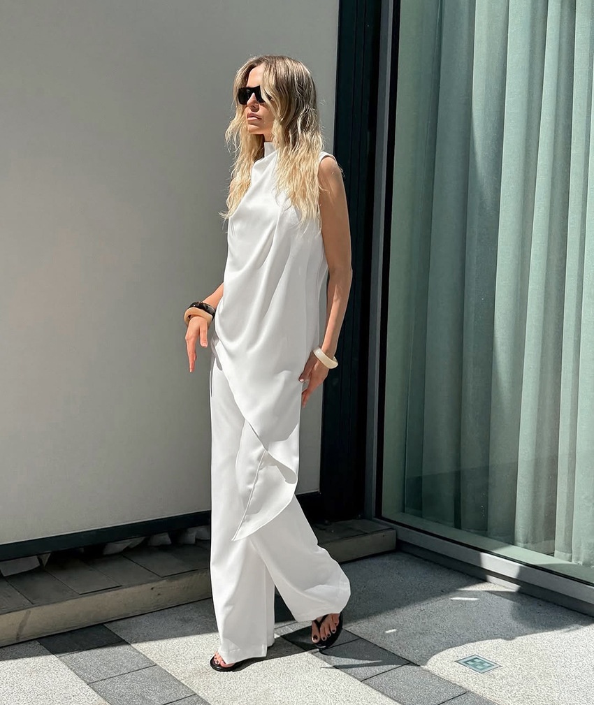 Completo due pezzi composto da top senza maniche drappeggiato e pantaloni a gamba larga.