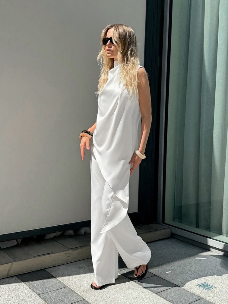 Completo due pezzi composto da top senza maniche drappeggiato e pantaloni a gamba larga.