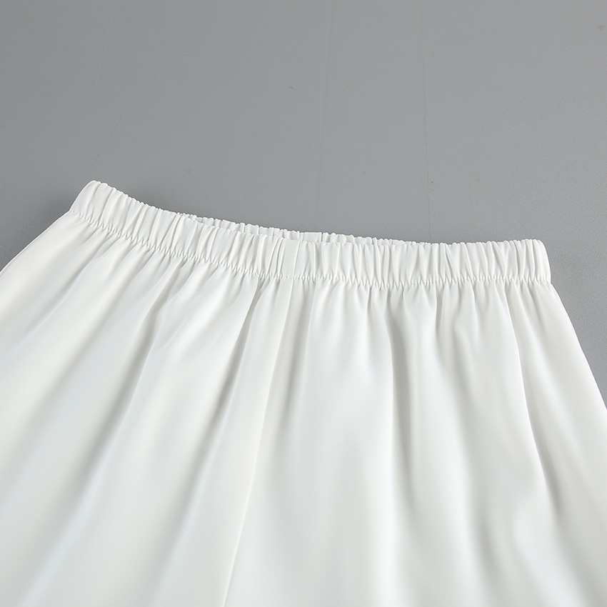 Completo due pezzi composto da top senza maniche drappeggiato e pantaloni a gamba larga.