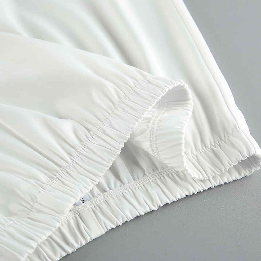 Completo due pezzi composto da top senza maniche drappeggiato e pantaloni a gamba larga.