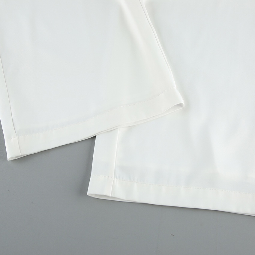 Completo due pezzi composto da top senza maniche drappeggiato e pantaloni a gamba larga.