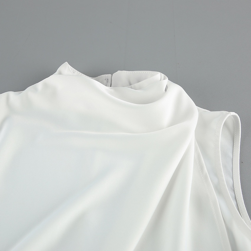 Completo due pezzi composto da top senza maniche drappeggiato e pantaloni a gamba larga.