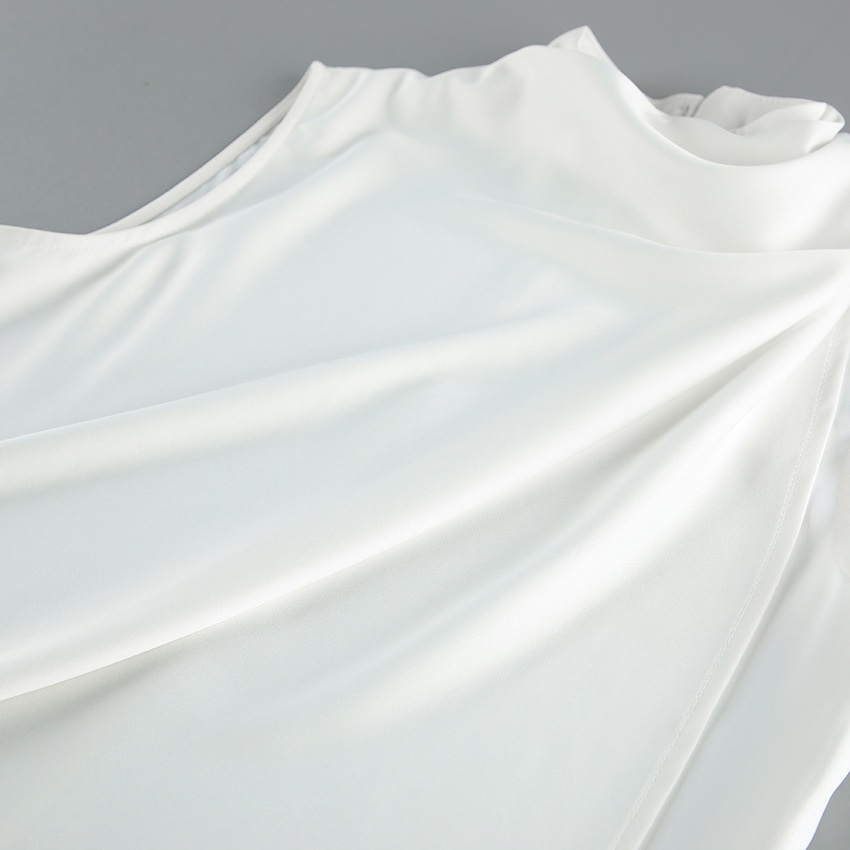 Completo due pezzi composto da top senza maniche drappeggiato e pantaloni a gamba larga.