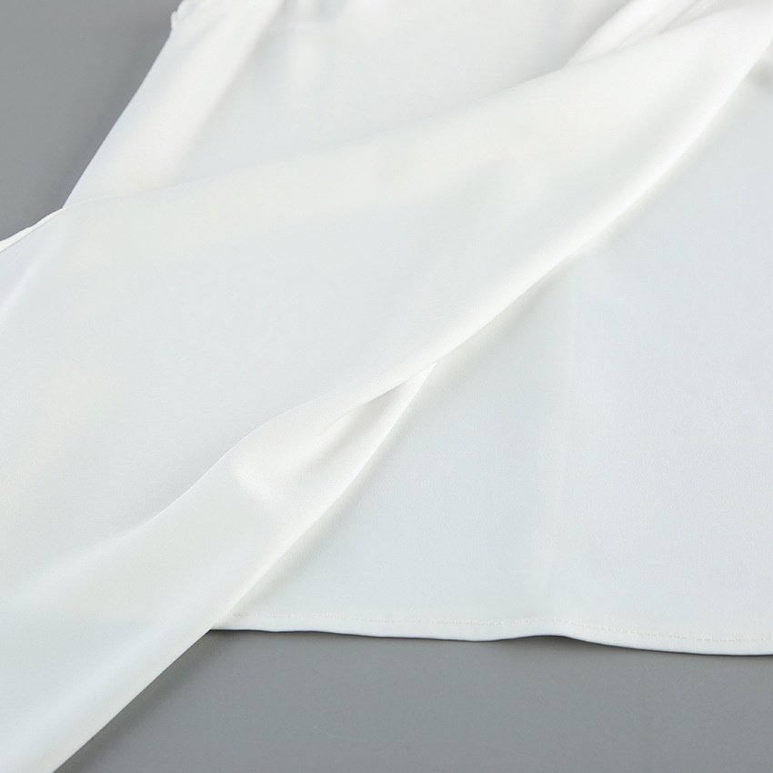 Completo due pezzi composto da top senza maniche drappeggiato e pantaloni a gamba larga.