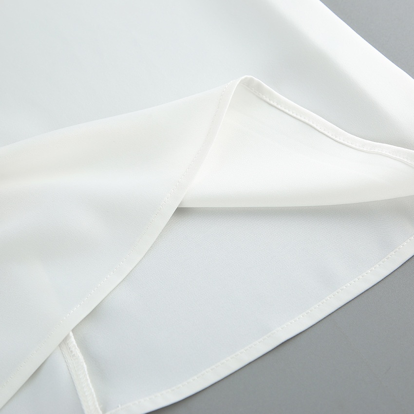 Completo due pezzi composto da top senza maniche drappeggiato e pantaloni a gamba larga.