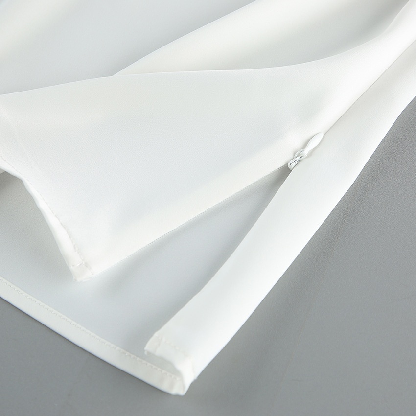 Completo due pezzi composto da top senza maniche drappeggiato e pantaloni a gamba larga.